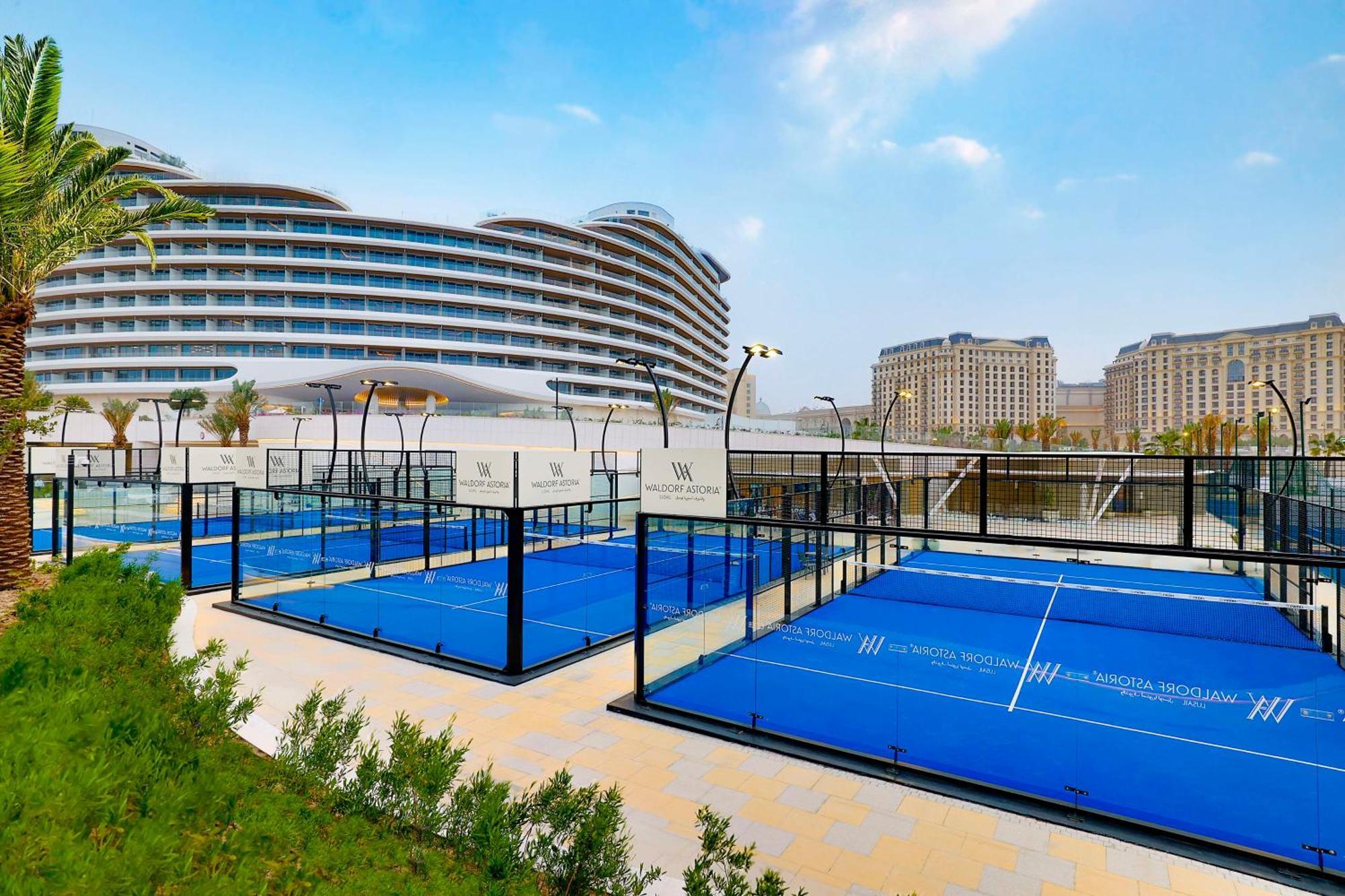Waldorf Astoria Doha Lusail Exterior foto The paddle tennis courts at the complex